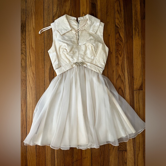 Vintage 1960s Wedding Dress - Picture 2 of 6